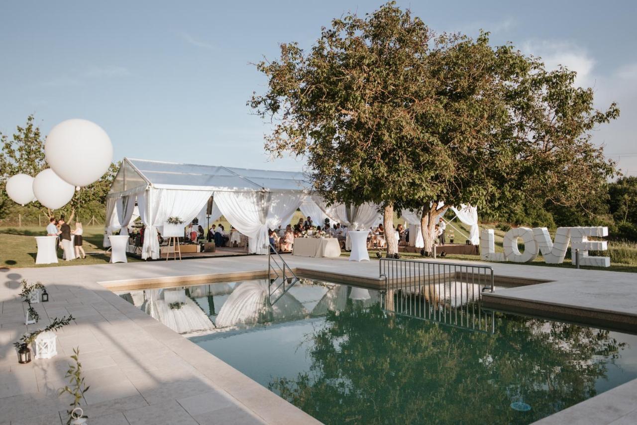 Villa Poropati, Groznjan, Istria - Luxury Countryside Estate For Up To 19 Persons - Large Pool Of 80M2 With Kids Section エクステリア 写真