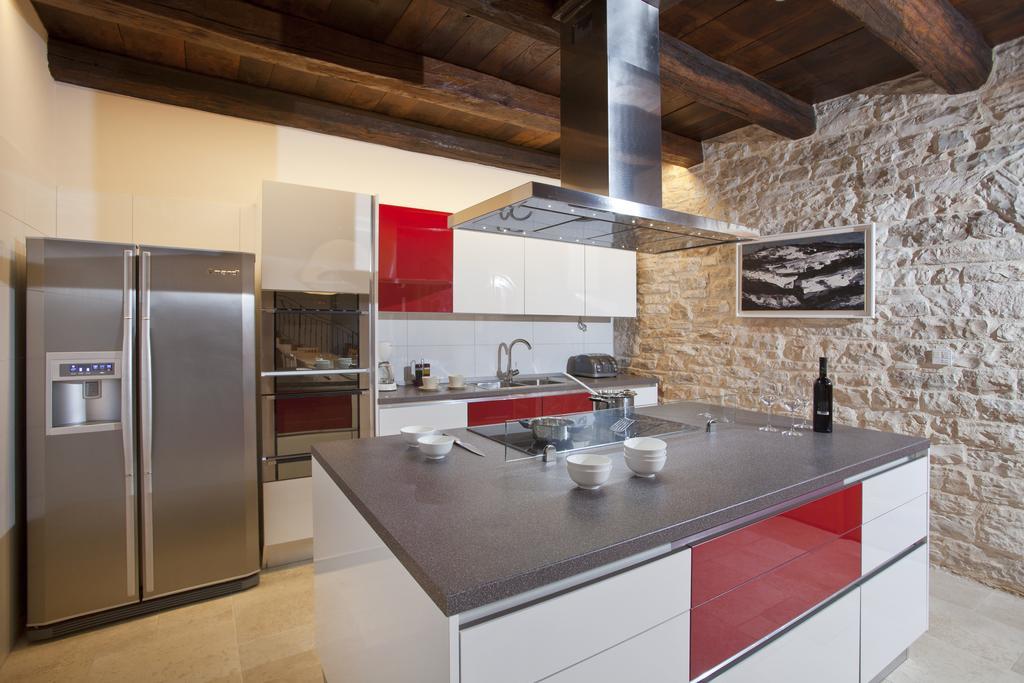 Villa Poropati, Groznjan, Istria - Luxury Countryside Estate For Up To 19 Persons - Large Pool Of 80M2 With Kids Section エクステリア 写真