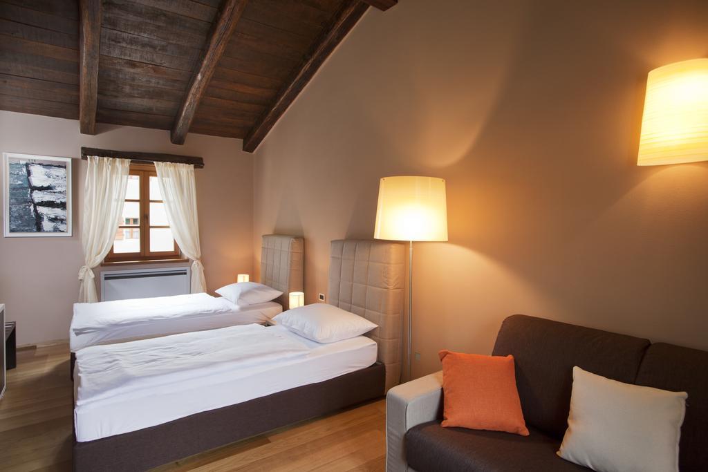 Villa Poropati, Groznjan, Istria - Luxury Countryside Estate For Up To 19 Persons - Large Pool Of 80M2 With Kids Section エクステリア 写真