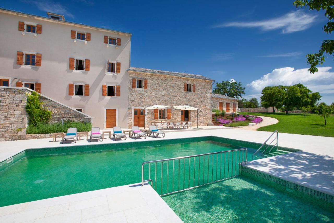 Villa Poropati, Groznjan, Istria - Luxury Countryside Estate For Up To 19 Persons - Large Pool Of 80M2 With Kids Section エクステリア 写真