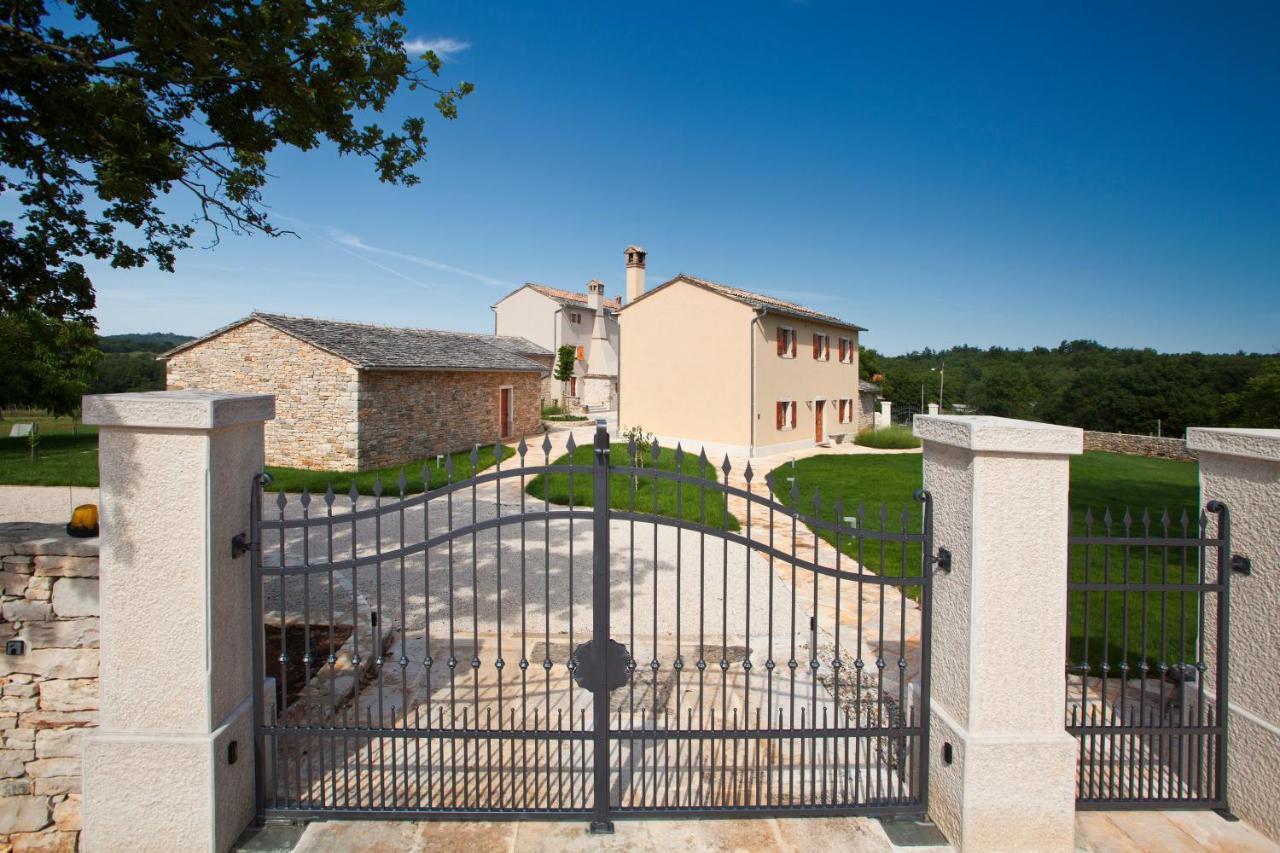 Villa Poropati, Groznjan, Istria - Luxury Countryside Estate For Up To 19 Persons - Large Pool Of 80M2 With Kids Section エクステリア 写真