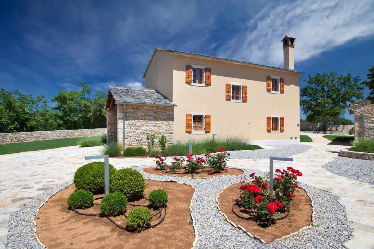 Villa Poropati, Groznjan, Istria - Luxury Countryside Estate For Up To 19 Persons - Large Pool Of 80M2 With Kids Section エクステリア 写真