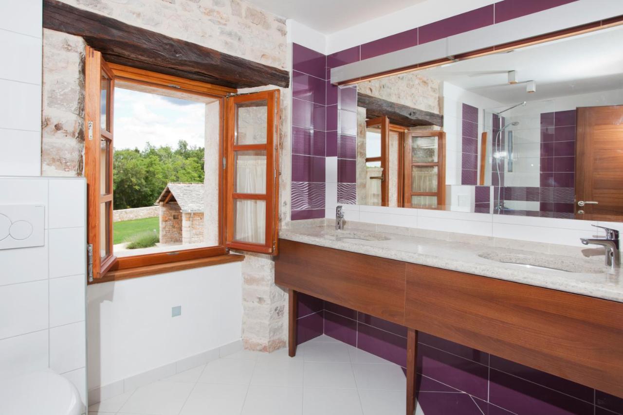 Villa Poropati, Groznjan, Istria - Luxury Countryside Estate For Up To 19 Persons - Large Pool Of 80M2 With Kids Section エクステリア 写真